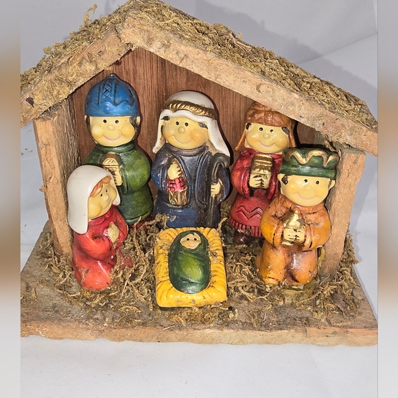 Tii Collections Small Christmas Nativity - Picture 2 of 6